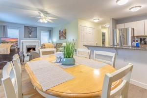 ein Esszimmer und eine Küche mit einem Holztisch und Stühlen in der Unterkunft 3 Bedroom Condo, Walk to Downtown, Oktoberfest, Wineries, Restaurants, More & Free Parking! in Leavenworth