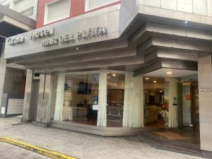 eine Ladenfront eines Gebäudes an einer Stadtstraße in der Unterkunft Gran Hotel Mar del Plata in Mar del Plata