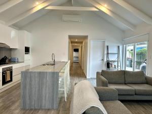 Kuchyň nebo kuchyňský kout v ubytování Dunes Purple at Robe