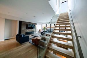 TV a/nebo společenská místnost v ubytování Modern Luxury 4BR Home Den NYC Views