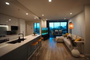 TV/trung tâm giải trí tại Skyline Serenity - Romantic & Family Gateway