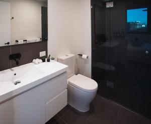 Phòng tắm tại Skyline Serenity - Romantic & Family Gateway +21 ảnh