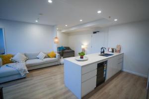 Nhà bếp/bếp nhỏ tại Skyline Serenity - Romantic & Family Gateway