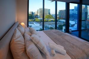 Giường trong phòng chung tại Skyline Serenity - Romantic & Family Gateway