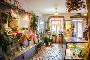 a flower shop with vases of flowers on display at Beguta Guest House in Haapsalu