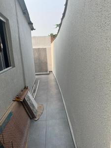 ein Balkon eines Gebäudes mit einer Bank und einer Mauer in der Unterkunft Casa temporada in Cabo Frio + 4 Fotos