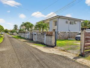 una casa con una recinzione sul lato di una strada di OFFRE NOËL ! Pied-à-Terre des Professionnels & Familles - Aéroport 12 min a Baie-Mahault