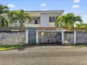 una casa con delle palme davanti di OFFRE NOËL ! Pied-à-Terre des Professionnels & Familles - Aéroport 12 min a Baie-Mahault