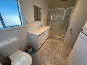 Et badeværelse på Seaviews at Stansbury + 11 billeder