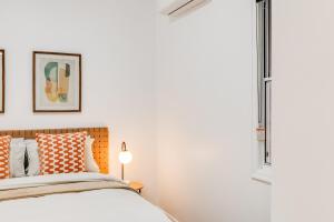 ein Schlafzimmer mit einem Bett und einem Fenster in der Unterkunft Stylish Inner-City Stay! in Toowoomba