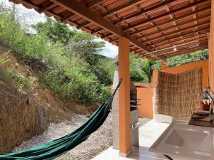 eine Hängematte, die von einer Pergola in einem Haus hängt in der Unterkunft CASA da CHi in Piranhas