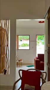 un salon avec un canapé et une table dans l'établissement CASA da CHi, à Piranhas