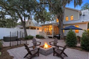 un patio con focolare di fronte a una casa di Captain's Hangar a Wymberly-On-The-Marsh