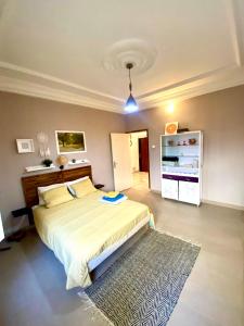 ein Schlafzimmer mit einem großen Bett und einem Teppich in der Unterkunft Belle maison familiale spacieuse à Dakar Sénégal HOME TERANGA in Dakar