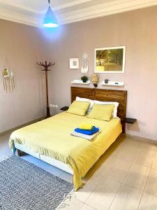 a bedroom with a large bed with a yellow blanket at Belle maison familiale spacieuse à Dakar Sénégal HOME TERANGA in Dakar