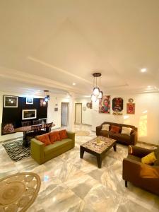 ein großes Wohnzimmer mit Sofas und einem Tisch in der Unterkunft Belle maison familiale spacieuse à Dakar Sénégal HOME TERANGA in Dakar + 52 Fotos