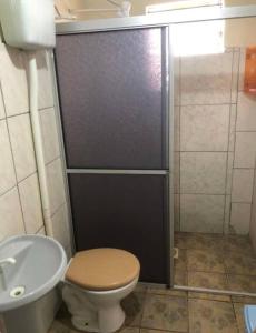 a bathroom with a toilet and a sink at Casa de praia - 2 quadras do mar in Arroio do Sal