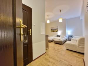 Postel nebo postele na pokoji v ubytování Hostel Helvetia Rooms Warsaw CITY CENTER and OLD TOWN