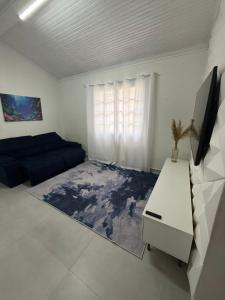 un soggiorno con un divano e un tavolo di Casa Bertioga Centro a Bertioga