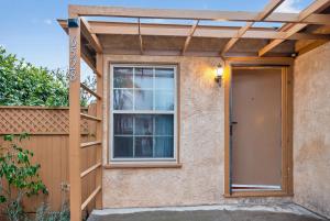 eine Pergola über einer Haustür in der Unterkunft Cozy Comfort Stylish 2BR 1BA near LAX, LMU, SoFi Stadium & Beaches in Los Angeles