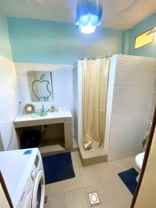 a bathroom with a shower and a sink and a washing machine at Belle maison familiale spacieuse à Dakar Sénégal HOME TERANGA in Dakar +52 photos