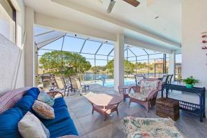 Бассейн в Canal front Pool & Dock water toys Oasis 96 Club House или поблизости