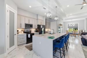 Кухня или мини-кухня в Canal front Pool & Dock water toys Oasis 96 Club House
 +60 фотографий