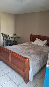 Кровать или кровати в номере Skyline Motel