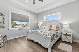 Кровать или кровати в номере Canal front Pool & Dock water toys Oasis 96 Club House