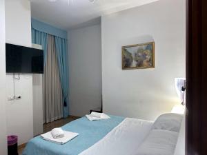 une chambre d'hôtel avec un lit et une télévision dans l'établissement Guesthouse Alex II, à Rome