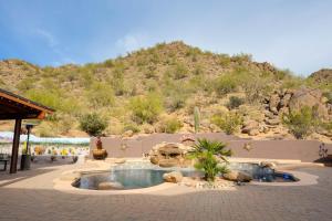 Ein Pool auf einer Terrasse mit einem Berg im Hintergrund in der Unterkunft Quail Mountain Desert Resort: Heated Pool, Mt Vews, all BR's King & TV's, Hiking in Mesa