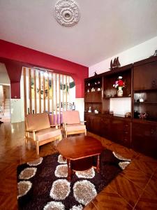 ein Wohnzimmer mit einem Tisch, Stühlen und einem Tisch in der Unterkunft Casa BB&Djassi - ROOMS in Ponta do Sol