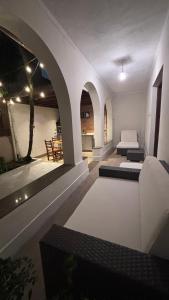 un salon avec un lit et une cuisine dans l'établissement Palais House, à São Vicente