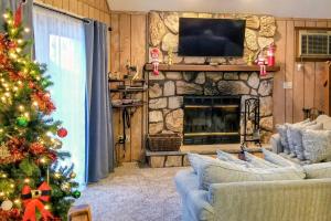 ein Wohnzimmer mit einem Weihnachtsbaum und einem Kamin in der Unterkunft 6 Mi to Skiing Poconos Winter Escape with Game Room in Lake Ariel