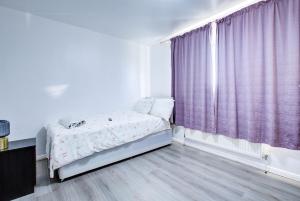 Una cama o camas en una habitación de Southend perfect Stays