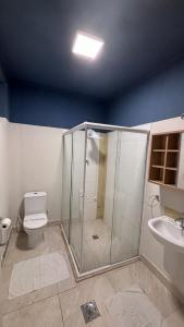 une salle de bains avec douche, toilettes et lavabo dans l'établissement Palais House, à São Vicente 28 autres photos