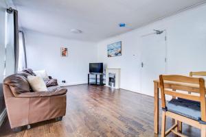 Una televisión o centro de entretenimiento en Southend perfect Stays 6 fotos más