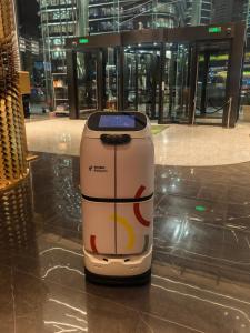 ein Toaster, der auf dem Boden eines Gebäudes steht in der Unterkunft Holiday Inn Shanghai Jing'an in Shanghai + 89 Fotos