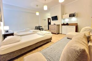 Habitación grande con 2 camas y cocina. en Hostel Helvetia Rooms Warsaw CITY CENTER and OLD TOWN, en Varsovia