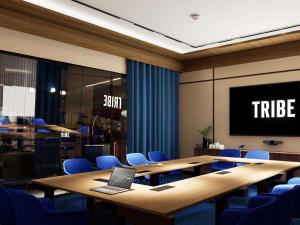 TV a/nebo společenská místnost v ubytování TRIBE Den Haag Centraal + 44 fotografií