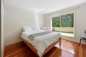 Ένα ή περισσότερα κρεβάτια σε δωμάτιο στο Coastal Getaway-3BR, 2BA with Stunning Sea Views