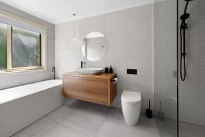 Ένα μπάνιο στο Coastal Getaway-3BR, 2BA with Stunning Sea Views +10 φωτογραφίες