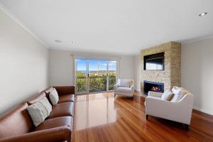 Χώρος καθιστικού στο Coastal Getaway-3BR, 2BA with Stunning Sea Views