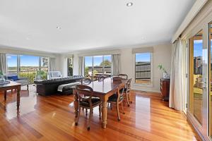 Φωτογραφία από το άλμπουμ του Coastal Getaway-3BR, 2BA with Stunning Sea Views στο Γουόρναμπουλ