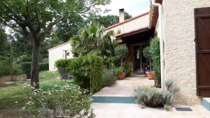 a garden entrance to a house with plants at La Pantoufle Verte in Montauriol