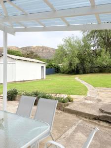 eine Terrasse mit Tisch und Stühlen und ein Garten in der Unterkunft The Kandos Nook- Adventure, Wine & Country Charm in Kandos