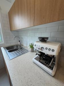 eine Küchentheke mit Herd und Spüle in der Unterkunft The Kandos Nook- Adventure, Wine & Country Charm in Kandos