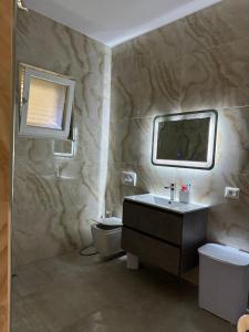 Ένα μπάνιο στο IK Villa