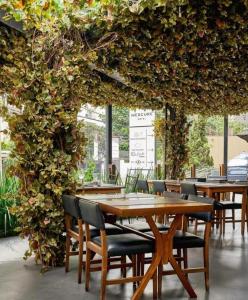 a restaurant with tables and chairs and plants at Flat Hotel de luxo em Moema, São Paulo in São Paulo