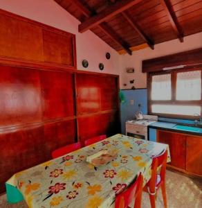 eine Küche mit einem Tisch und eine Küche mit einem Tisch und Stühlen in der Unterkunft Casa en Alquiler San Bernardo in San Bernardo